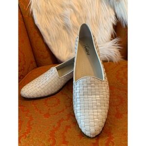 Trotters Liz loafer woven leather white cream beige slip-on flat size 9.5